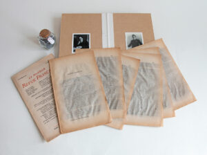 © Jérémie Bennequin, Tom(b)es, 'La-Mort-d'Albertine',-2020,-dix-huit-pages-gommées-dans-l'édition-pré-originale-de-La-Nouvelle-Revue-Française-du-1er-juin-1925,-flacon-de-poussière-de-gomme