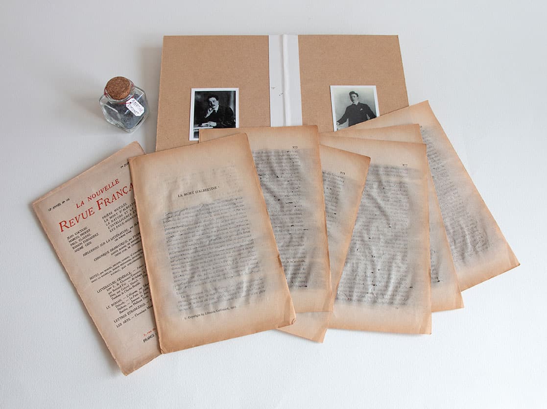 © Jérémie Bennequin, Tom(b)es, 'La-Mort-d'Albertine',-2020,-dix-huit-pages-gommées-dans-l'édition-pré-originale-de-La-Nouvelle-Revue-Française-du-1er-juin-1925,-flacon-de-poussière-de-gomme