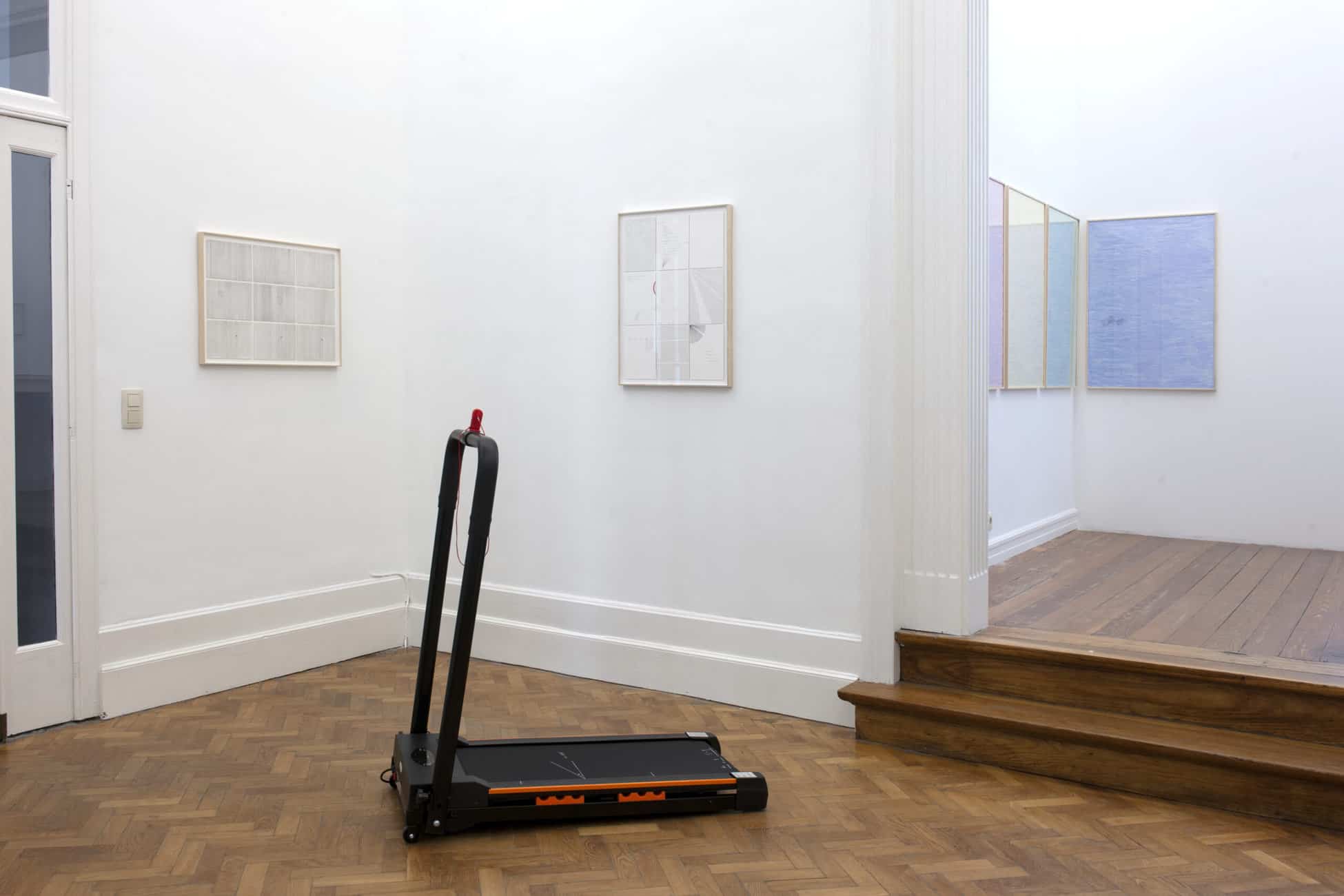Pep Vidal, Estar en las nubes, 2021. Tapis de marche électrique 370 W Pliable télécommande écran LCD Vitesse 1-6 Km/h Acier Noir, 101 x 54 x 105 cm, courtesy LMNO gallery © Philippe Degobert