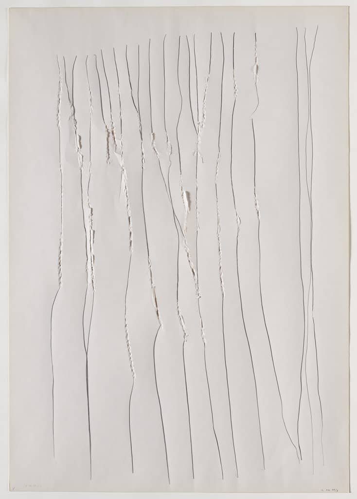Oskar Holweck, 6 VIII 74/ 3, 1974. Papier déchiré, 100 x 70 cm, courtesy de la Galerie Martin Kudlek © Saša Fuis Photographie