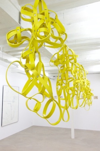 Michelangelo Penso, Exosquelettes, 2014. Caoutchouc, aluminium, 100 x 40 x 30 cm © Galerie Alberta Pane