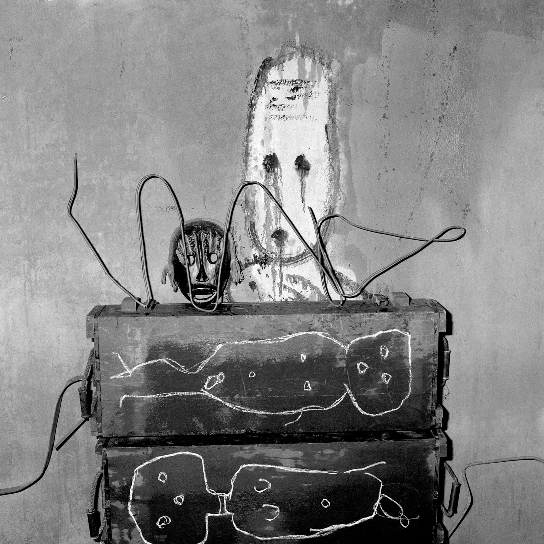 Roger Ballen, Caskets, dimensions du tirage : 42 x 40,5 cm, 2004, tirage gélatino-argentique d’époque (AP 3/3), Courtesy Les Douches la Galerie © Roger Ballen