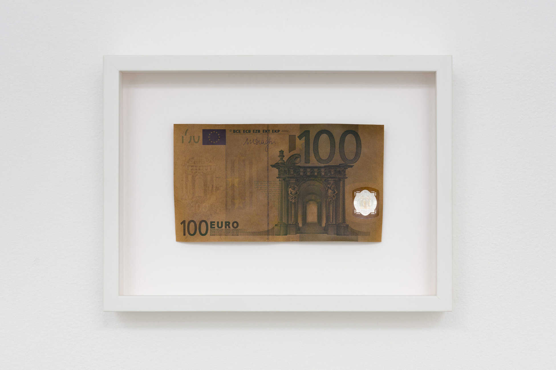 
Takahiro Kudo, Untitled (278°C) - It Collapsed Out of Shame series, 17 x 24 cm , 2016, billet de 100 euros, Courtesy Archiraar Gallery / Takahiro Kudo © Regular Studio